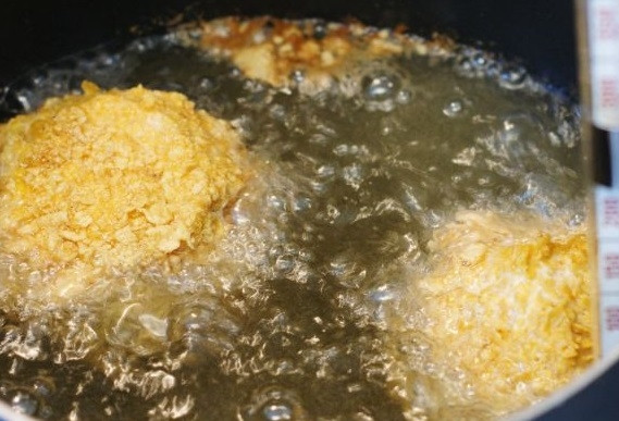 1. Этап. Жареные шарики из мороженого: 5. Как только будете готовы подавать жареные шарики из мороженого к столу, опустите их в кипящее масло и подержите пару минут, чтобы они зарумянились.