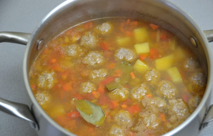 1. Этап. Овощной суп с гречкой: Когда картофель будет готов, выложите в кастрюлю овощную зажарку, посолите по вкусу, добавьте лавровый лист, доведите до кипения. Дайте супу настояться около 10-15 минут.