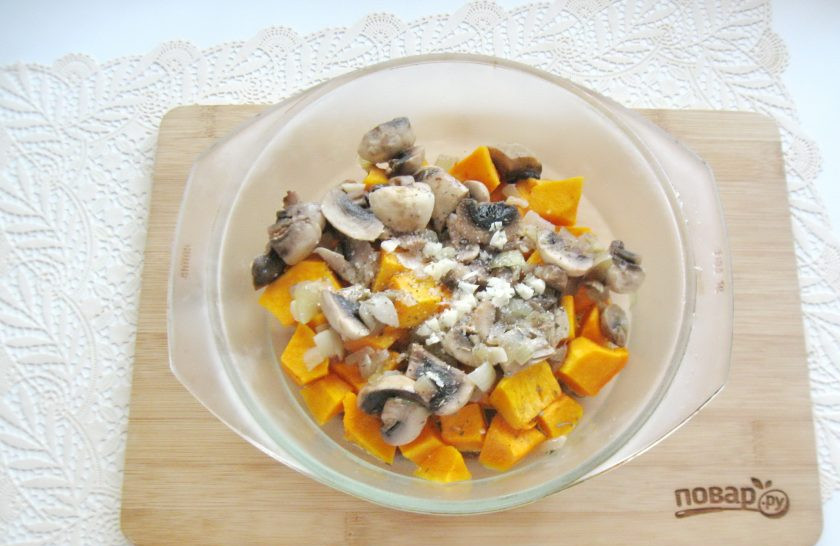 1. Этап. Тыква с грибами: Добавьте соль, перец и ваши любимые специи. Перемешайте.