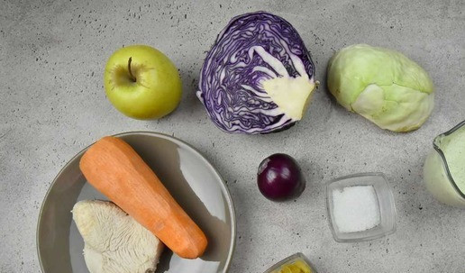 1. Этап. Коул слоу с индейкой: Подготовьте продукты для приготовления салата по списку. Можно использовать один вид капусты, но микс интереснее и по цвету и по вкусу. Если не любите изюм, исключите его из рецепта. Яблоко для салата возьмите зеленое и плотное с кисло- сладким вкусом. Филе индейки отварите в течение 40 минут на медленном огне в подсоленной воде. Остудите мясо в бульоне. По желанию можно запечь филе на гриле. Изюм ополосните водой и просушите на бумажном полотенце.