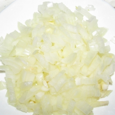 1. Этап. Драники с фаршем: Лук почистить, мелко порезать.