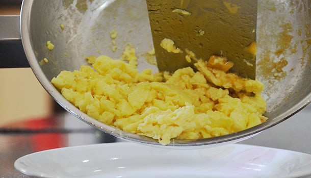 1. Этап. Омлет кусочками: 5. Благодаря таким перемешиваниям вы и получите нежный и вкусный омлет кусочками в домашних условиях. Когда он полностью будет готов, переложите его на тарелку и сразу подавайте к столу. Очень быстро, довольно сытно и аппетитно. Обязательно попробуйте приготовить яйца таким образом.