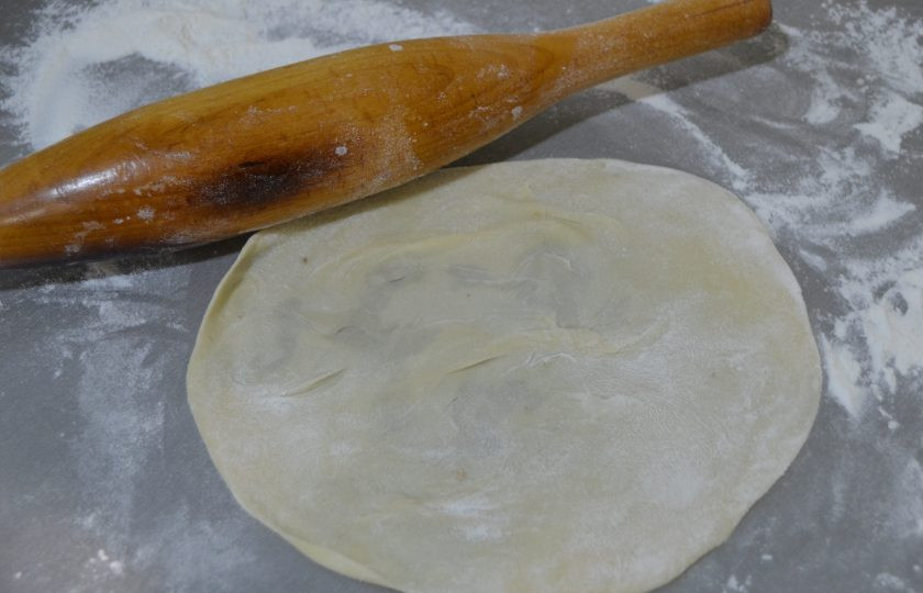 1. Этап. Яблочный пирог Вуаль невесты: Присыпьте рабочий стол мукой, раскатайте тесто в пласт диаметром примерно 18-20 см.