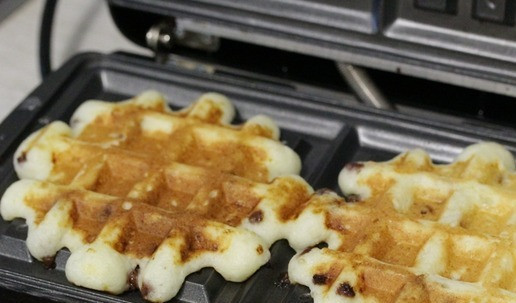 1. Этап. Творожные вафли: Выпекать в разогретой вафельнице.