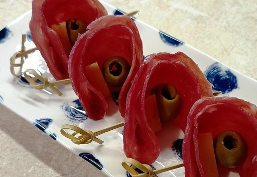 1. Этап. Закуска с сыровяленой индейкой: Закуска готова. Остаётся украсить её зеленью.