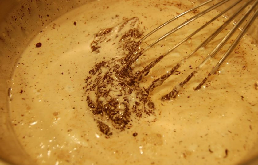 1. Этап. Очень шоколадный торт: 2. Оставьте сливки с шоколадом на 5 минут, перемешайте.