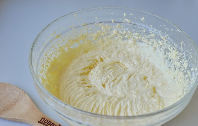 1. Этап. Кокосовые пирожные со сгущенкой: 5. Готовое тесто очень воздушное и нежное, имеет яркий сливочный аромат. Включите духовку на 170 градусов, разогрейте.