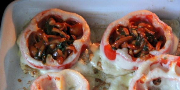 1. Этап. Отбивная по-цыгански: Соус с грибами выложите в колечки перца. Отправьте отбивные назад в духовку.