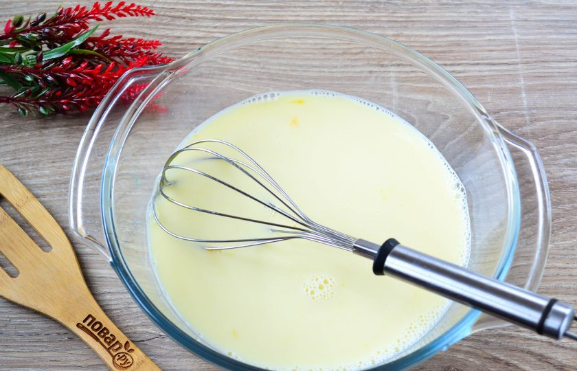1. Этап. Блинница: Добавьте молоко и размешайте венчиком до однородности.