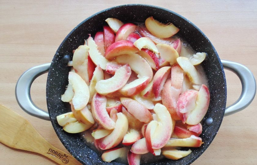 1. Этап. Варенье из нектаринов и персиков: Горячим сиропом залейте фрукты и дайте постоять час. За это время они пропитаются сиропом.