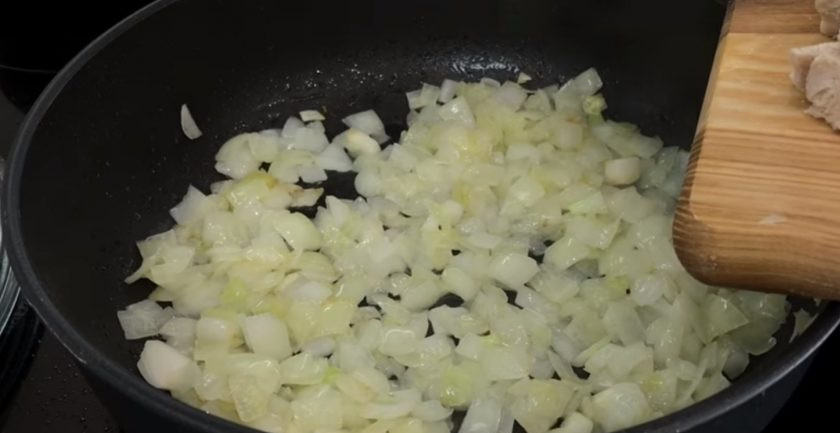 1. Этап. Икра из свеклы просто и недорого: 2. Накройте свеклу крышкой и тушите до готовности. В отдельной сковородке обжарьте на растительном масле крупно нарезанный лук до золотистого цвета.