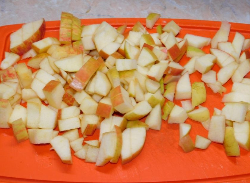 1. Этап. Творожные блины с карамельными яблоками: Добавьте нарезанные яблоки и тушите их в карамельном соусе минут 10-15.