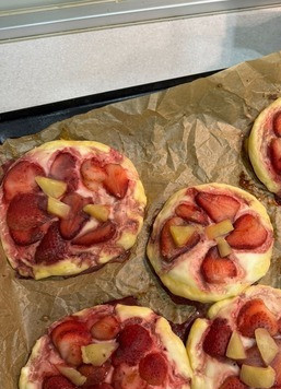 1. Этап. Творожные ватрушки на творожном тесте: Ватрушки готовы. Начинка на месте благодаря крахмалу