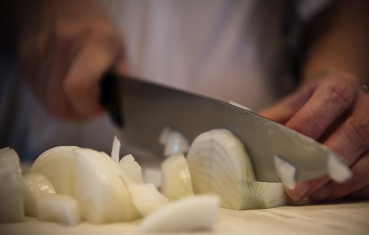 1. Этап. Говядина по-итальянски: 1. Очистите луковицу и чеснок. Лук нарежьте небольшими кубиками, чеснок - пластинками.