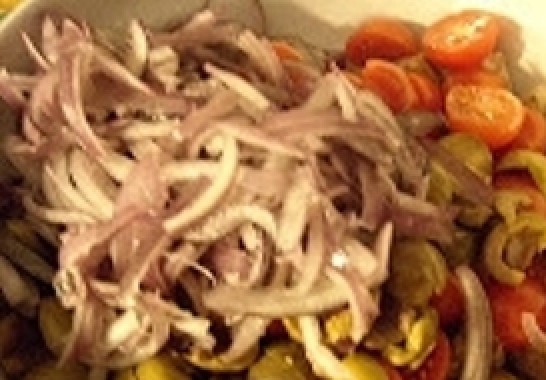 1. Этап. Салат с языком и помидорами: Заправляем салат оливковым маслом, все тщательно перемешиваем.