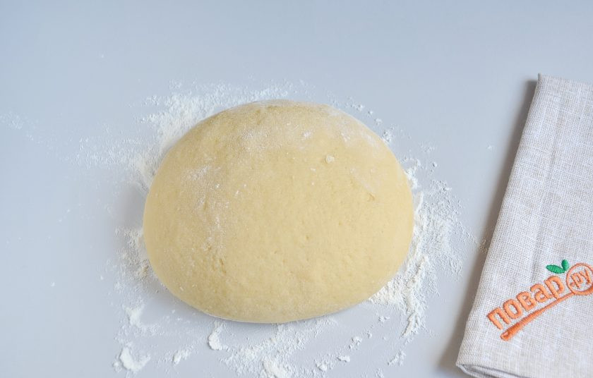 1. Этап. Торт Биткойн: 7. Присыпьте стол мукой, переложите на него тесто и доведите его до готовности. Муки у меня ушло 4 стакана, но объем моих стаканов примерно 170 мл. Тесто уже не липнет к рукам, но оно мягкое и пластичное.
