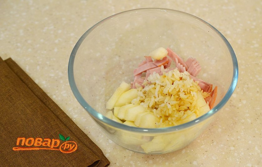 1. Этап. Салат на Новый год Свиньи: 3. Добавьте к нарезанным ингредиентам рис и лимонный сок.
