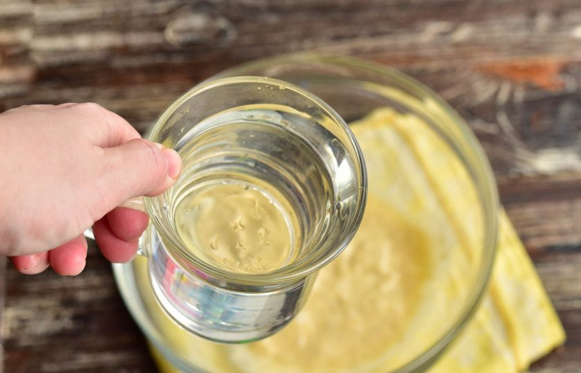 1. Этап. Банановый кисель: Влейте кипяток. Хорошо все перемешайте.