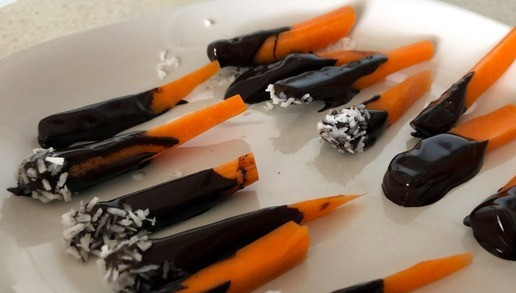 1. Этап. Морковь в шоколаде: 4. После шоколада, морковь можно посыпать кокосовой стружкой. Готовую морковь выкладываем на тарелку и ставим в холодильник на 20-30 мин. 5. Снимать морковь в шоколаде с тарелки с помощью кончика ножа. Или можно изначально укладывать ее на пищевую пленку.