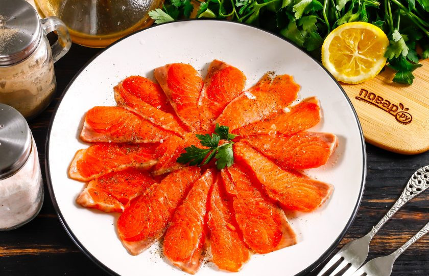 1. Этап. Строганина из рыбы: После чего подайте блюдо к столу с рюмкой беленькой или с другим спиртным напитком.