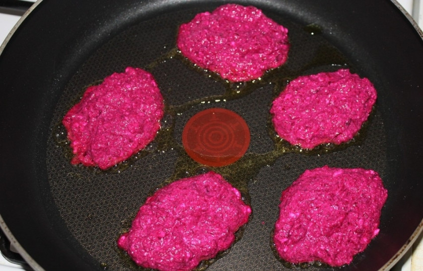 1. Этап. Свекольные котлеты для детей: 2. Теперь просто ложкой выкладываем на хорошо разогретую сковороду и обжариваем с двух сторон. Я жарю на оливковом масле, а потом каждую котлетку промакиваю салфетками, чтобы ушел лишний жир.