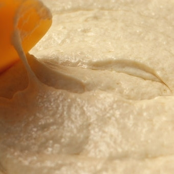 1. Этап. Польский кулич: Просеиваем в смесь муку и интенсивно перемешиваем - в тесте не должно оставаться комков. Тесто должно получиться очень эластичным и гладким.