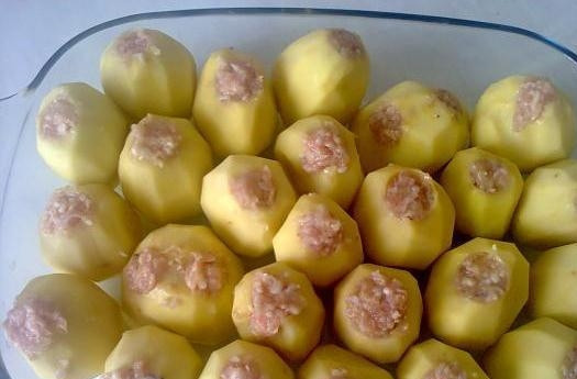 1. Этап. Картофель, фаршированный фаршем: 2. Фарш (говяжий, свиной, куриный или смесь говяжьего со свиным) выложите в миску. Вбейте в него яйцо, добавьте специи, посолите и поперчите. Луковицу очистите, нарежьте небольшими кубиками. В фарш можно добавить сырой нарезанный лук, а можно его предварительно обжарить на растительном масле до прозрачности. Перемешайте и готовым фаршем начините картошку.