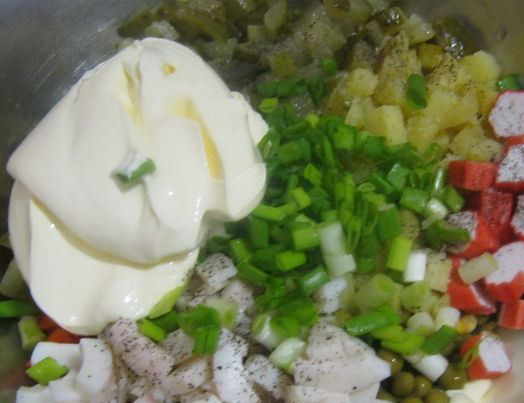 1. Этап. Салат Оливье с крабовыми палочками: Кладем все ингредиенты в глубокую емкость. Соль и перец по вкусу.