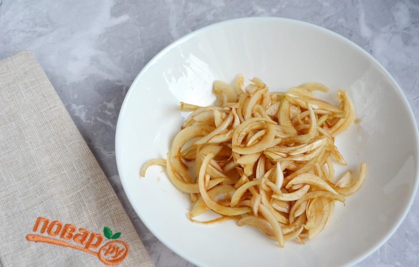 1. Этап. Салат с копченой сельдью: 4. Луковицу очистите, порежьте тонко полукольцами и замаринуйте в бальзамическом уксусе.