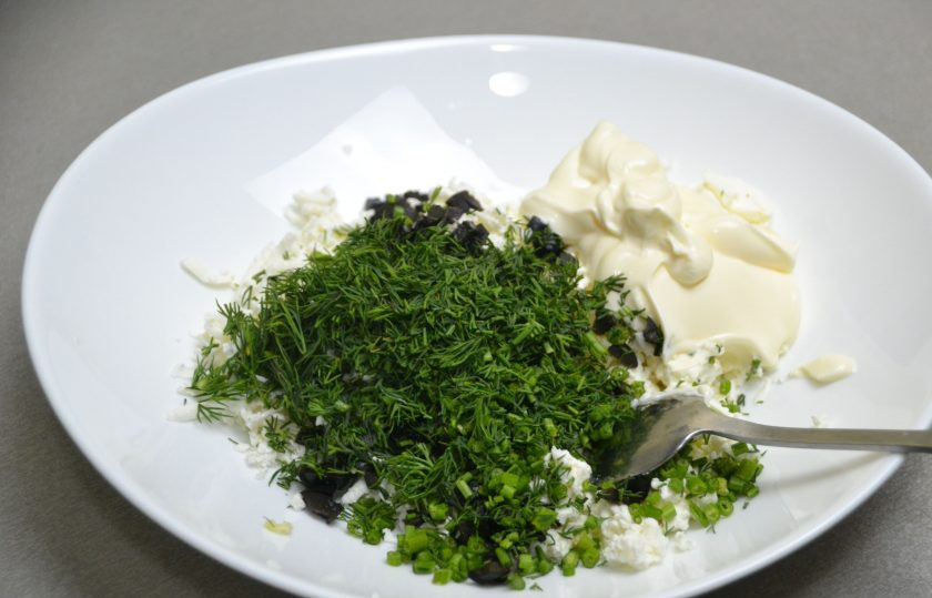 1. Этап. Закуска Зимний букет: Добавьте в массу из брынзы мелко нарезанный укроп и майонез.