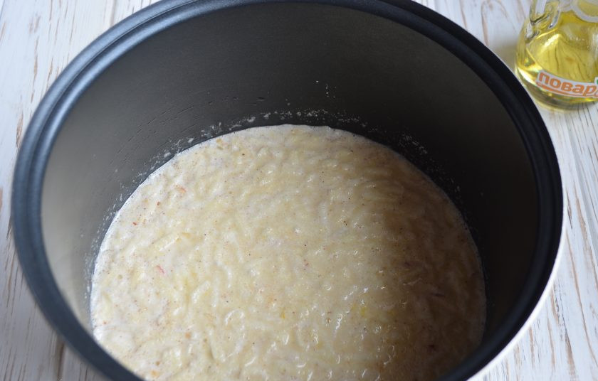 1. Этап. Манник на сыворотке: 5. Смажьте чашу мультиварки растительным или сливочным маслом, перелейте массу. Установите чашу в мультиварку, закройте крышку и включите режим 