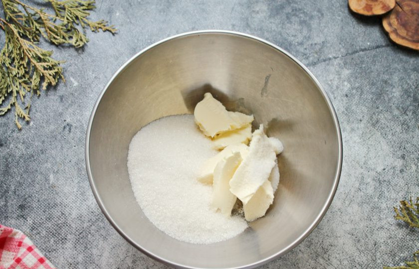 1. Этап. Маффины с кокосовой стружкой: В миску выложите мягкое сливочное масло, добавьте соль, сахар и ванильный сахар. Все хорошо взбейте в пышную массу.