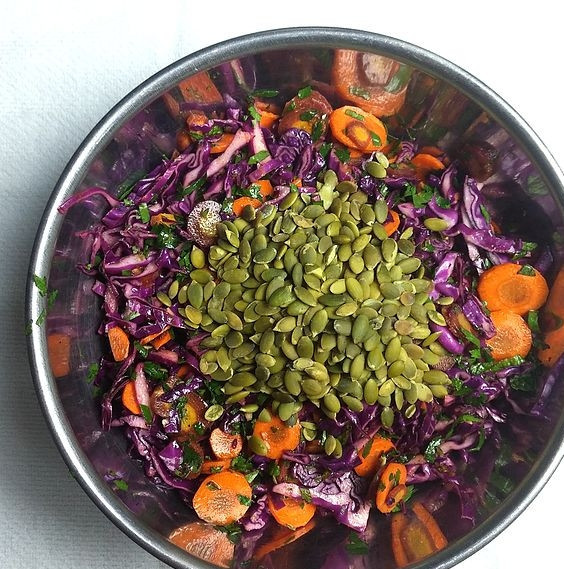 1. Этап. Салат из свежей капусты с уксусом: 4. В самом конце приготовления добавляю сырые тыквенные семечки и еще раз перемешиваю.