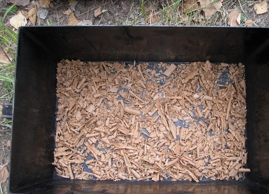 1. Этап. Копчение рыбы в коптильне: 1. Итак, когда все подготовительные процессы завершены, можно приступать к непосредственному копчению. На дно коптильни насыпьте опилки.