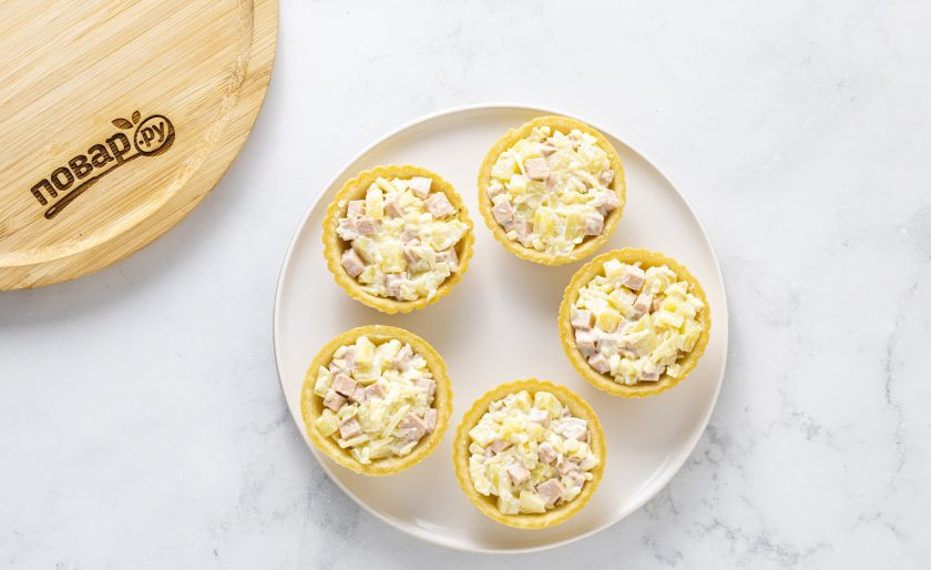 1. Этап. Тарталетки Тигрята: Заполните тарталетки салатом. Заполнять нужно до краев тарталеток, затем хорошо разровнять салат.