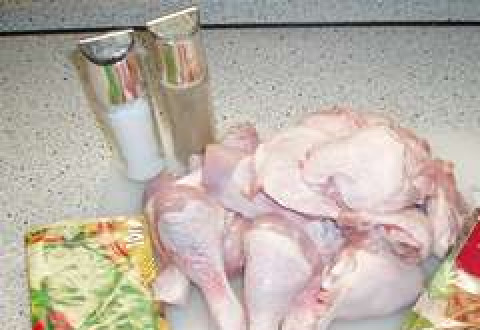 1. Этап. Жареные куриные окорочка: Подготовим ингредиенты. Чеснок чистим и разделяем на зубчики, а курицу размораживаем, промываем, обтираем полотенцем.