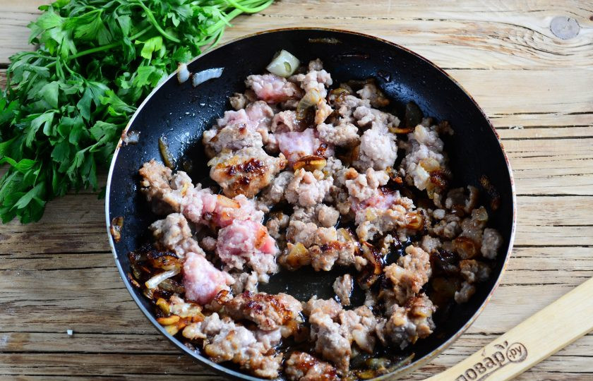 1. Этап. Фаршированные томаты Сеньор Помидор: В растительном масле сначала обжарьте лук и чеснок до мягкости, а затем добавьте фарш и обжарьте несколько минут, часто помешивая.