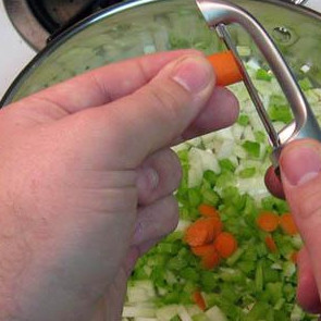 1. Этап. Сырный Тортеллини с мясным соусом: Нарезаем овощи. 1 желтый лук, 3 больших зубчика чеснока, 2 стебля сельдерея, морковь. Добавляем оливкового масла.