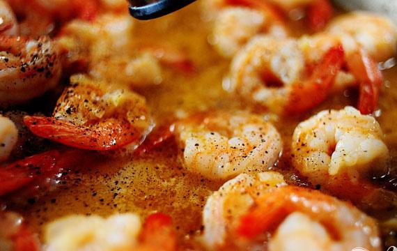 1. Этап. Тигровые креветки с макаронами: 3. Добавить белое вино, масло, соль и перец и горячий соус. Перемешать и уменьшить огонь до минимума.