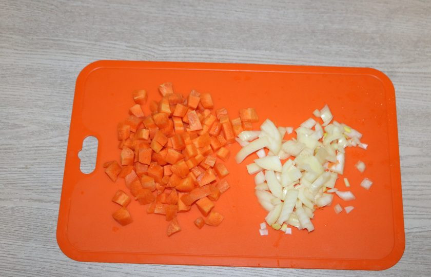 1. Этап. Рис с курицей и фасолью: Лук и морковь нарежьте кубиками.