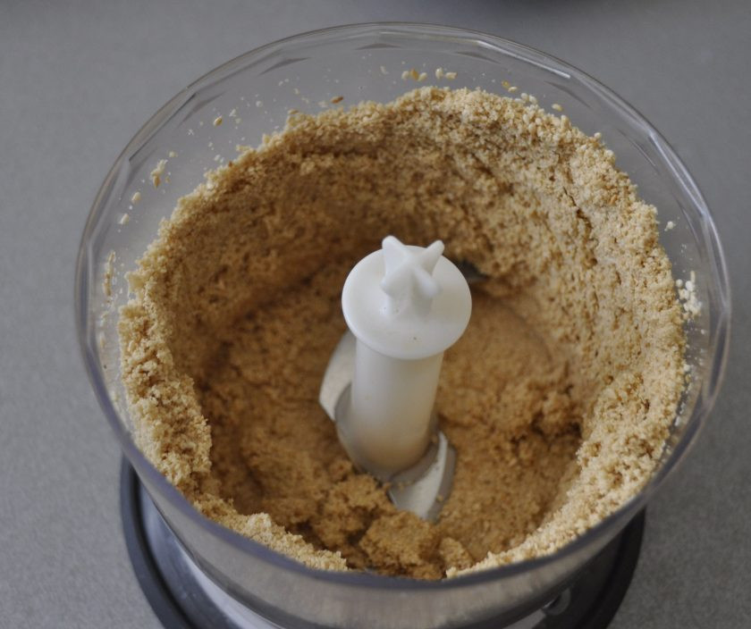 1. Этап. Бабагануш из баклажанов: Остывший кунжут переложите в блендер и измельчите.