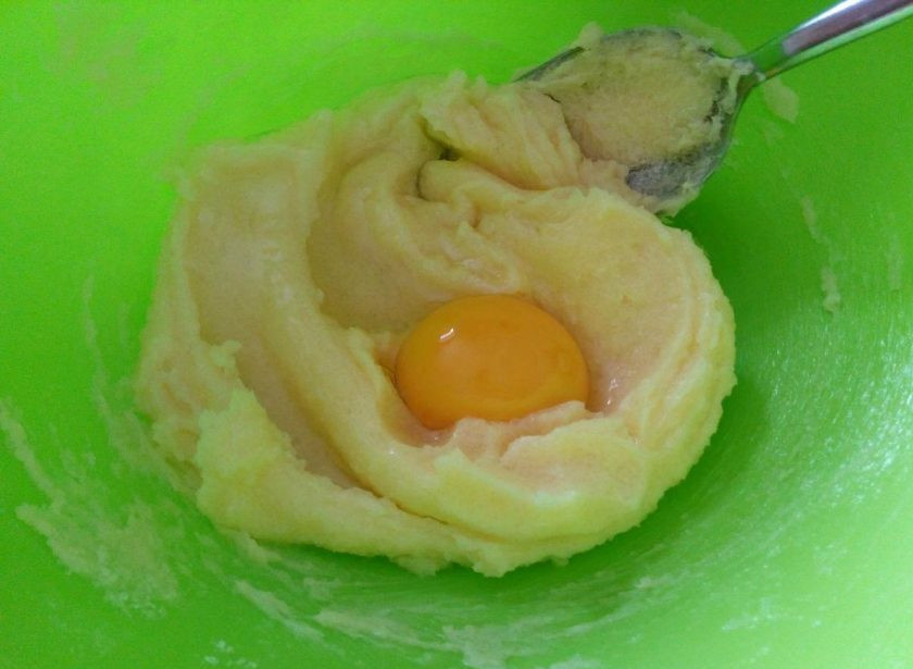 1. Этап. Пасхальная баба на сливках: Разотрите мягкое масло с сахаром и солью, введите яйца по одному, слегка взбивая массу ложкой или венчиком.