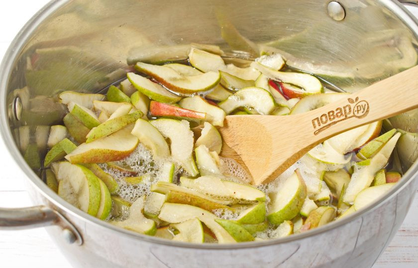 1. Этап. Варенье из зеленых груш: 2. Разрежьте их на дольки, семенные коробочки удалите. Нарезанные фрукты поместите в кастрюлю, залейте водой, доведите до кипения, проварите 5 минут. Дайте остыть, слейте отвар. В отвар добавьте сахар, сварите сироп. Добавьте груши, доведите до кипения, варите в течение 30 минут.