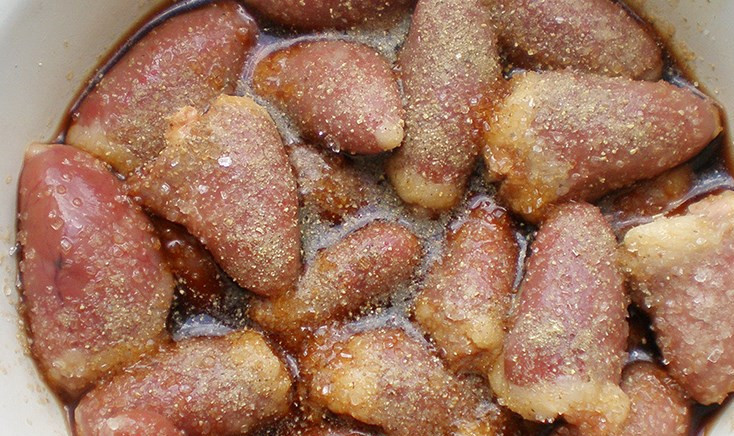 1. Этап. Шашлычки из куриных сердечек на шпажках в духовке: Сердечки промойте и залейте уксусом, соевым соусом, добавьте специй. Также добавьте меда немного, по желанию.