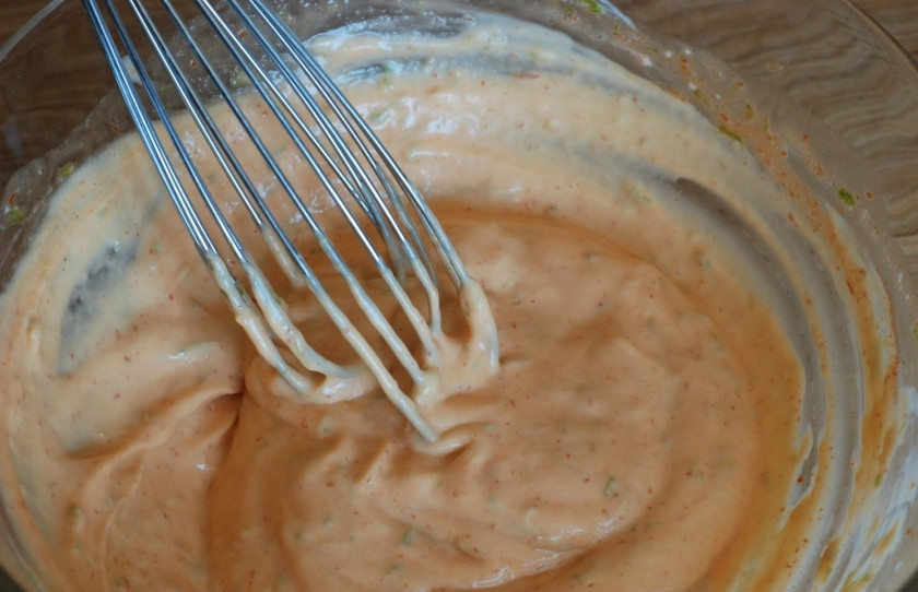 1. Этап. Закуска к пиву из картофеля: Венчиком перемешиваем соус до однородности.