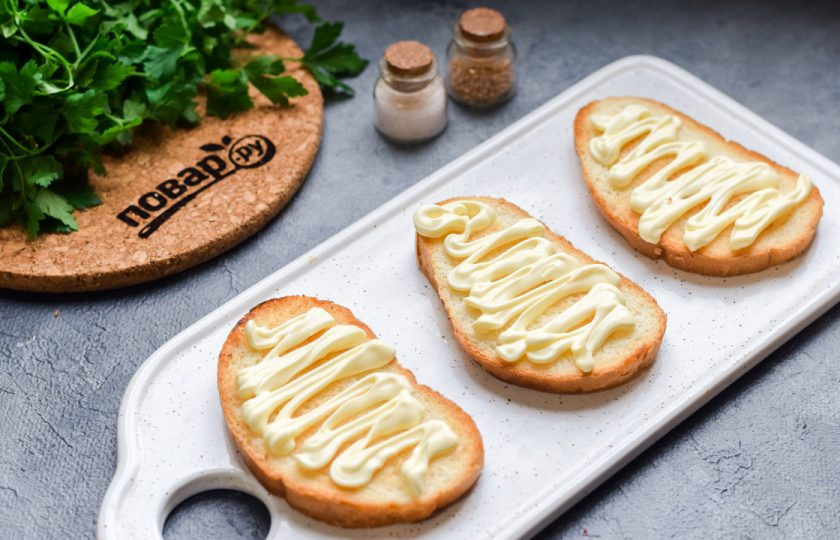 1. Этап. Голландские бутерброды с селедкой: Смажьте батон майонезом.