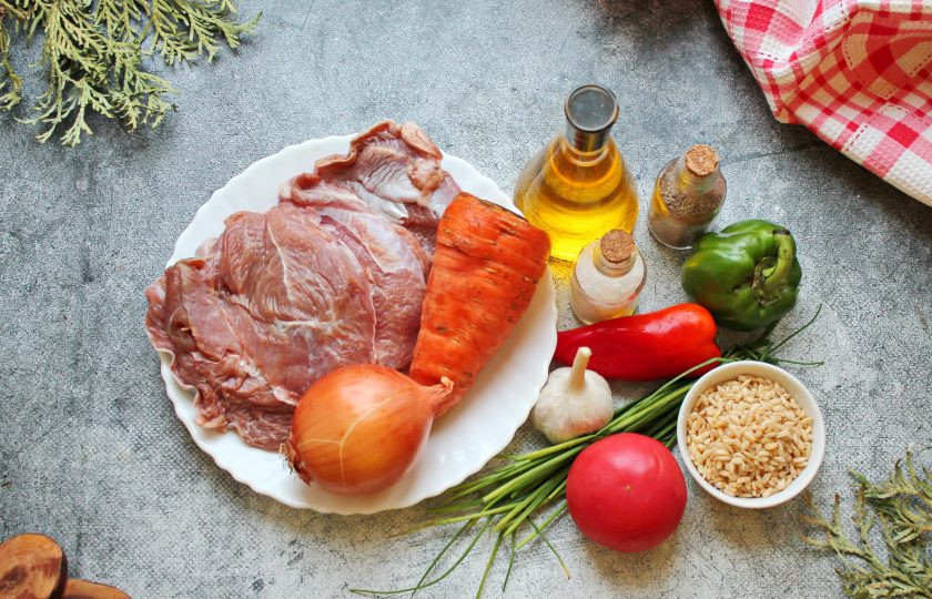 1. Этап. Индейка с рисом и овощами: Подготовьте все необходимые ингредиенты для приготовления индейки с рисом и овощами. Овощи вымойте и при необходимости почистите.