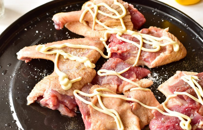 1. Этап. Утка с майонезом в духовке: Выдавите майонез сверху на мясо.