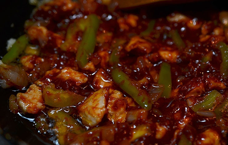 1. Этап. Закусочные трубочки с курицей и овощами: Всё перемешайте и тушите минут 10. Не забудьте посолить и поперчить. Охладите начинку.