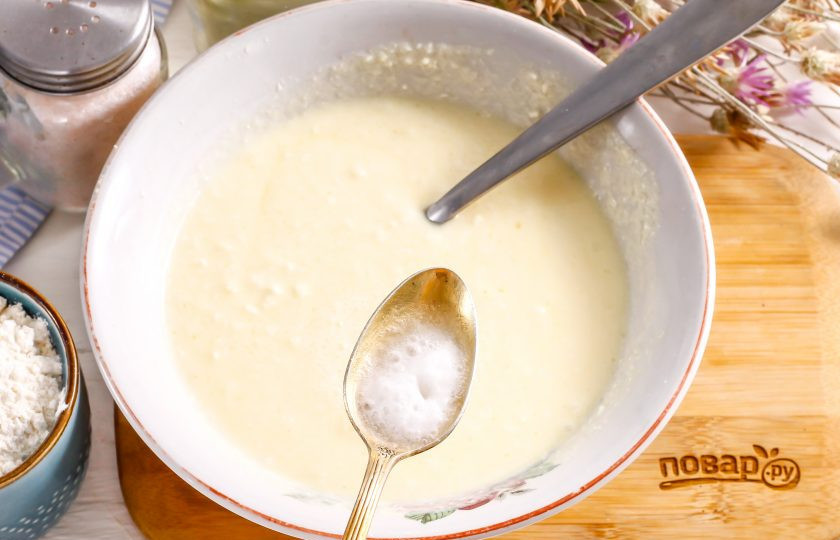 1. Этап. Панкейки из рикотты: Тщательно все размешайте, слегка взбейте. Погасите соду уксусом и так же перемешайте массу.